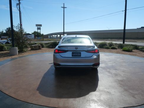 Used 2025 Lexus ES 300h w/ Premium Package image 3