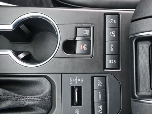 Used 2021 Toyota Highlander XLE AWD/4WD image 20