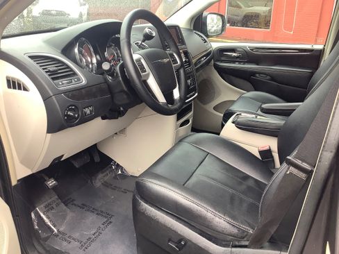 Used 2015 Chrysler Town & Country Touring image 11