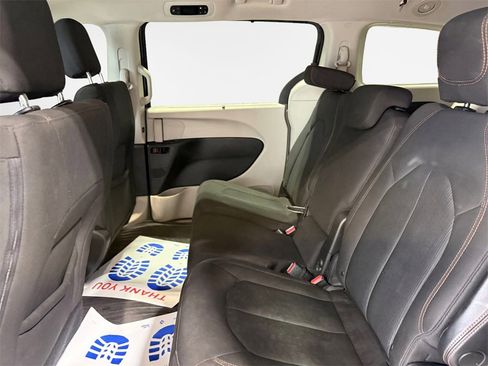 Used 2018 Chrysler Pacifica Touring Plus image 24