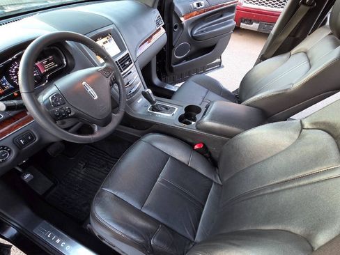 Used 2019 Lincoln MKT AWD image 27