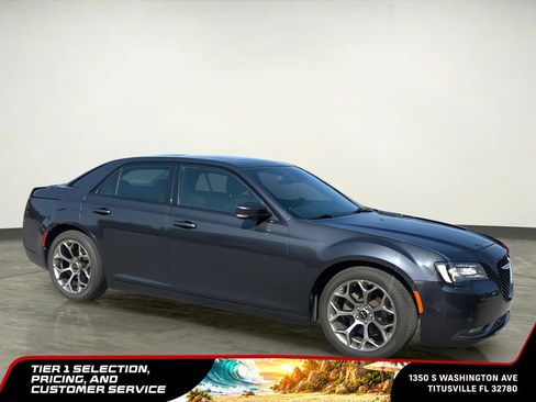 Used 2018 Chrysler 300 S w/ 300S Premium Group RWD image 4