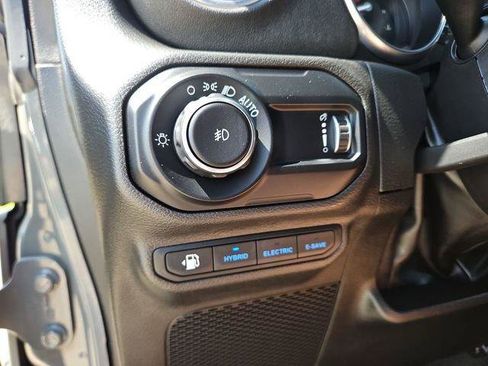Used 2023 Jeep Wrangler Unlimited Sahara AWD/4WD image 17