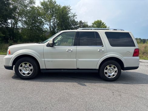 Used 2006 Lincoln Navigator 2WD image 2