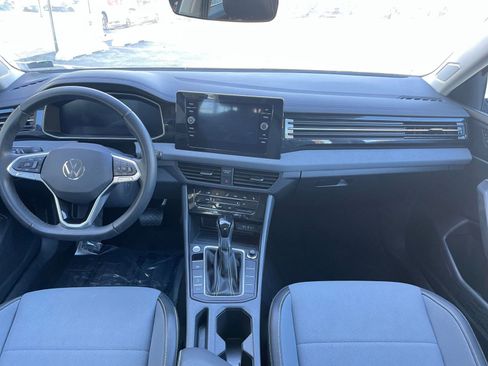 Used 2025 Volkswagen Jetta SE image 33