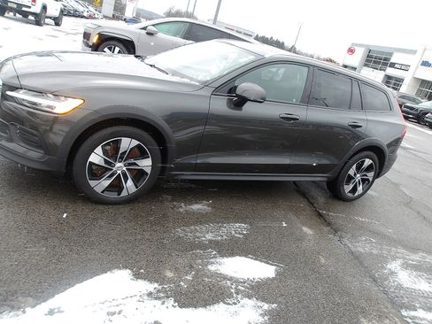 Used 2020 Volvo V60 T5 Cross Country image 4