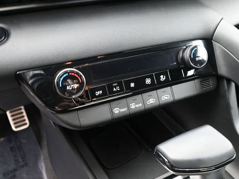 Certified 2025 Hyundai Elantra Sport image 15
