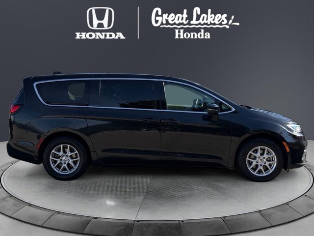 Used 2023 Chrysler Pacifica Touring-L FWD image 7