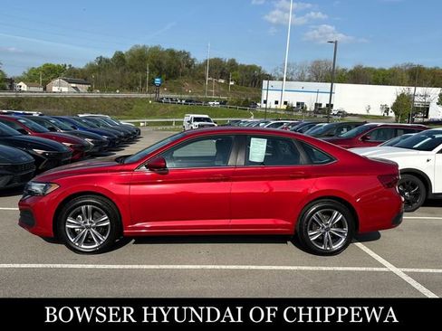 Used 2023 Volkswagen Jetta SE FWD image 2