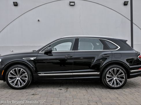Used 2023 Bentley Bentayga Plug-In Hybrid image 9