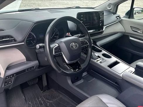 Used 2022 Toyota Sienna Limited AWD/4WD image 12