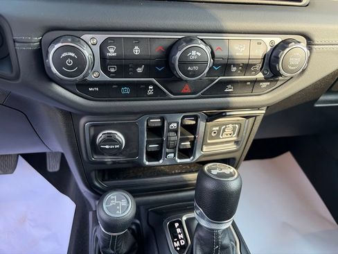 Used 2025 Jeep Wrangler Unlimited Sahara AWD/4WD image 21