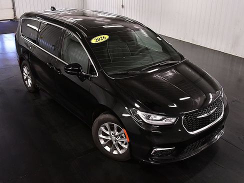Used 2026 Chrysler Pacifica Limited FWD image 12