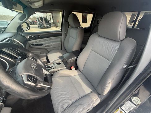 Used 2015 Toyota Tacoma Double Cab V6 4WD w/ TRD Sport Package image 5