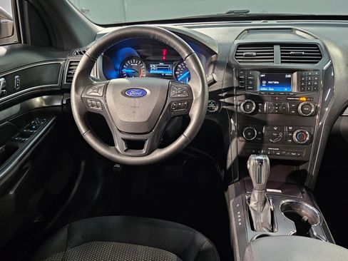 Used 2018 Ford Explorer XLT image 9