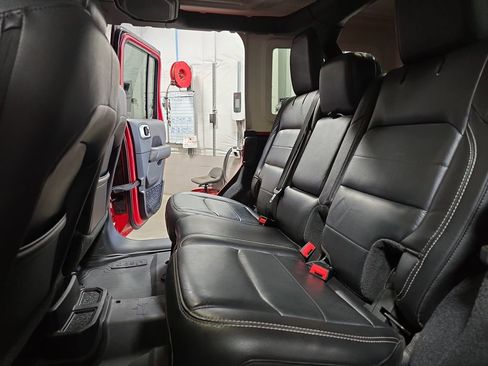 Used 2019 Jeep Wrangler Unlimited Sahara w/ Advanced Safety Group AWD/4WD image 14
