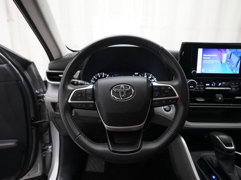 Used 2024 Toyota Highlander LE AWD/4WD image 7