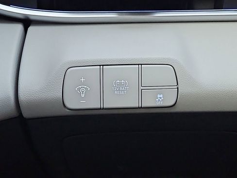 Used 2025 Hyundai Elantra Limited image 22