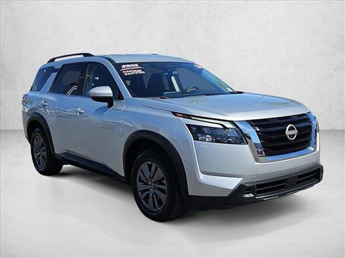 Used 2024 Nissan Pathfinder SV FWD image 3