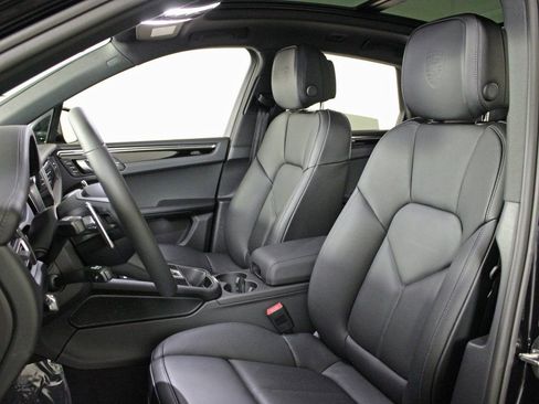 Certified 2026 Porsche Macan AWD/4WD image 5