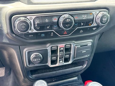 Used 2022 Jeep Wrangler Unlimited Sahara w/ Cold Weather Group AWD/4WD image 17