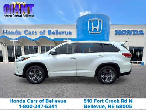 Used 2017 Toyota Highlander Limited Platinum AWD/4WD image 2