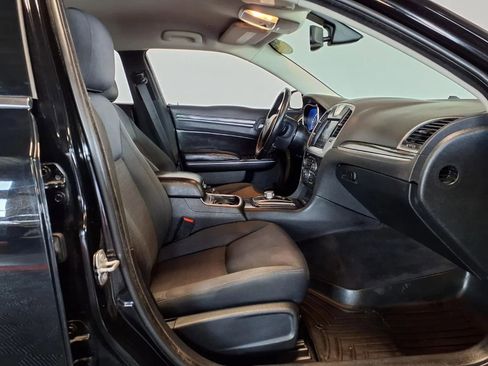 Used 2018 Chrysler 300 Touring AWD/4WD image 10