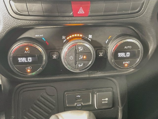 Used 2015 Jeep Renegade Latitude w/ Popular Equipment Group FWD image 16
