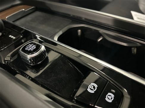 Certified 2022 Volvo XC60 B5 Momentum w/ Climate Package image 21