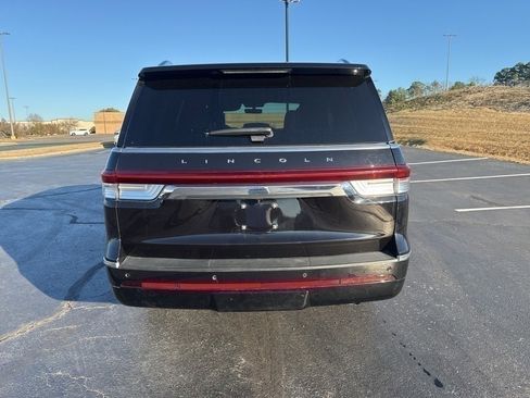 Used 2024 Lincoln Navigator Reserve image 3