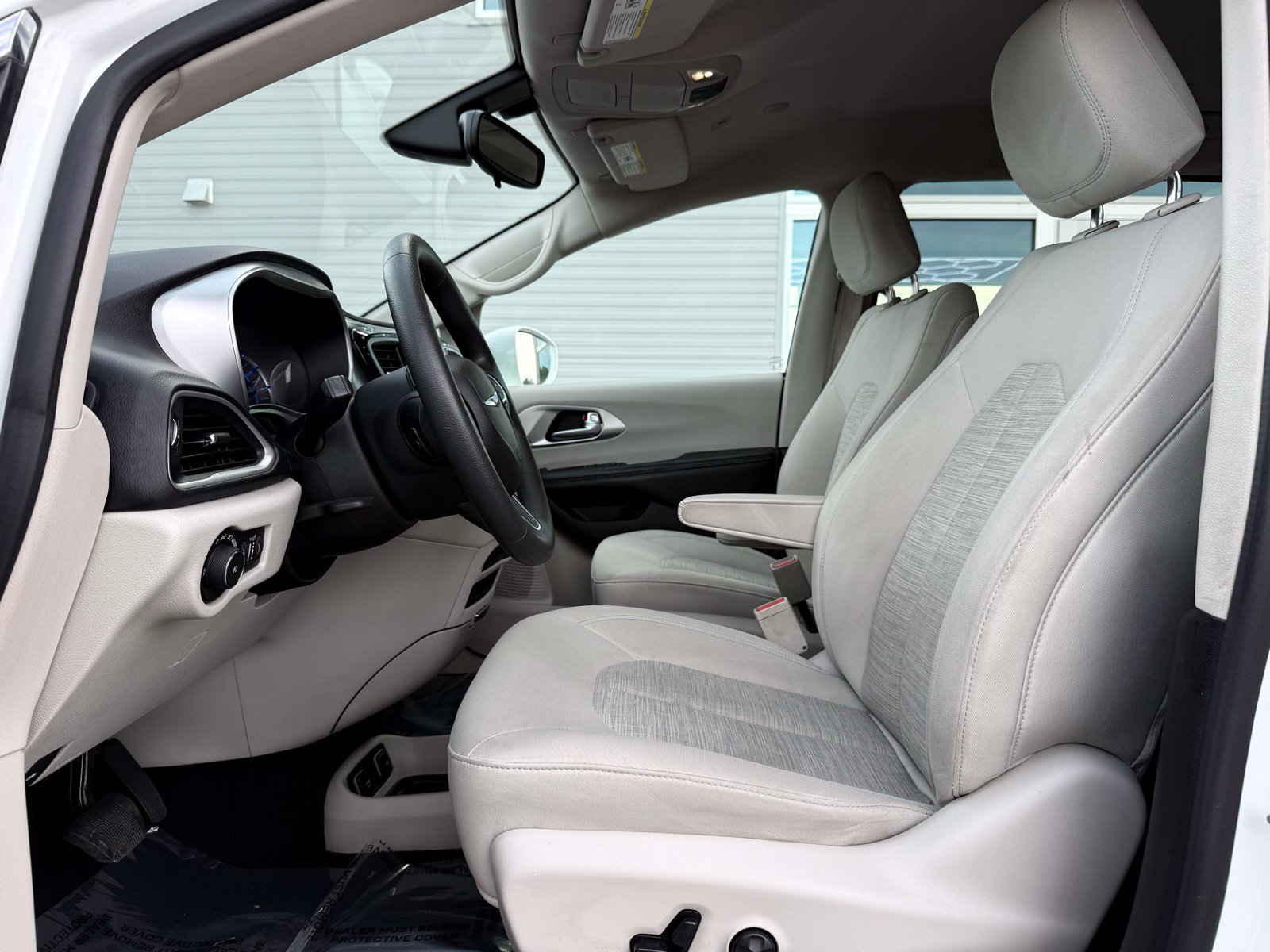 Used 2018 Chrysler Pacifica Touring Plus FWD image 17