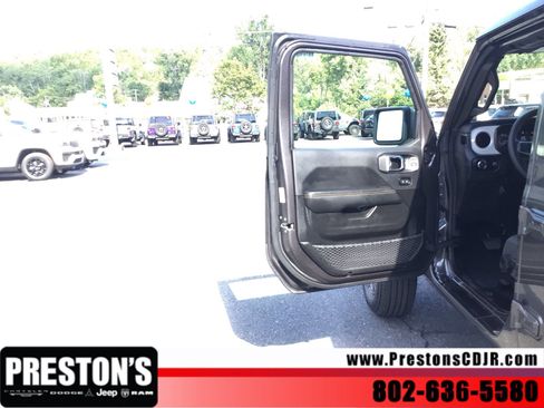 Used 2025 Jeep Wrangler Unlimited Sahara AWD/4WD image 11