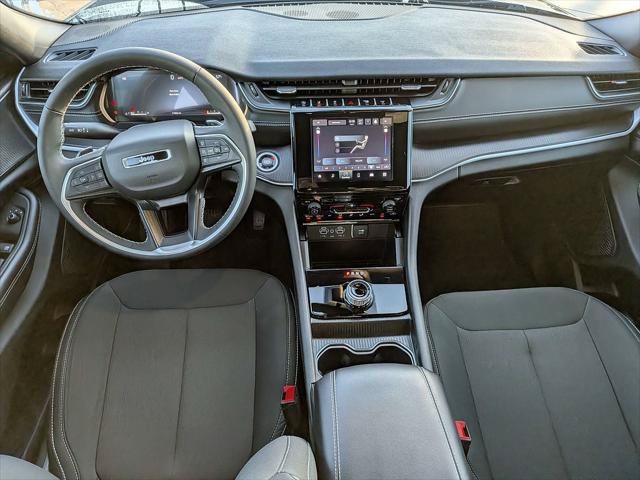 Certified 2025 Jeep Grand Cherokee Laredo RWD image 15