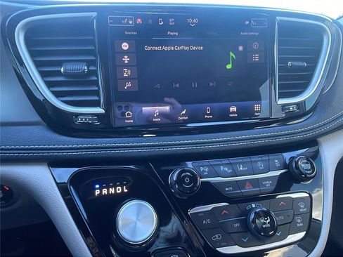 Used 2023 Chrysler Pacifica Touring-L image 25