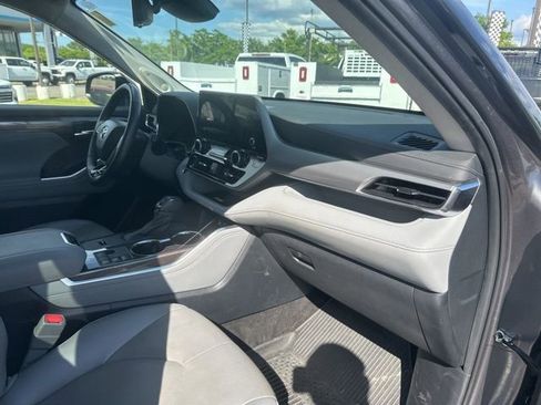 Used 2024 Toyota Highlander Platinum FWD image 33