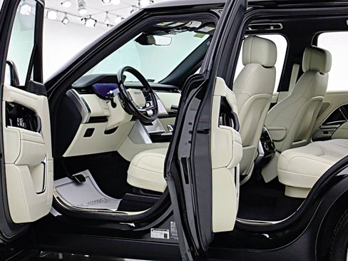 Used 2025 Land Rover Range Rover SE AWD/4WD image 6
