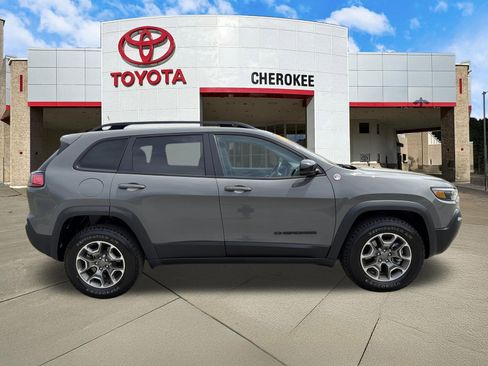 Used 2023 Jeep Cherokee Trailhawk AWD/4WD image 4