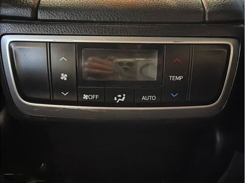 Used 2019 Toyota Highlander XLE AWD/4WD image 28