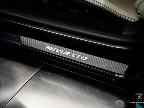 Used 2025 Lamborghini Revuelto image 40