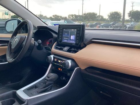 Used 2021 Toyota RAV4 XLE FWD image 7