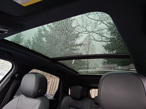 Used 2023 Porsche Cayenne w/ Premium Package image 11