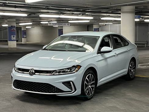 New 2025 Volkswagen Jetta SE image 3