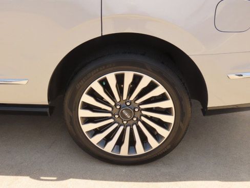 Used 2021 Lincoln Navigator Reserve w/ Luxury Package RWD image 16
