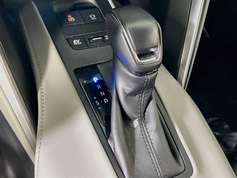 Used 2022 Toyota Venza LE AWD/4WD image 16