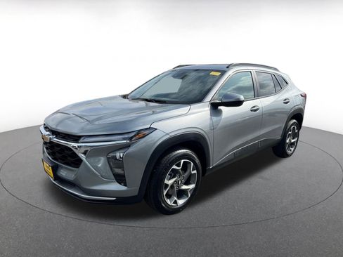 Used 2025 Chevrolet Trax LT FWD image 4