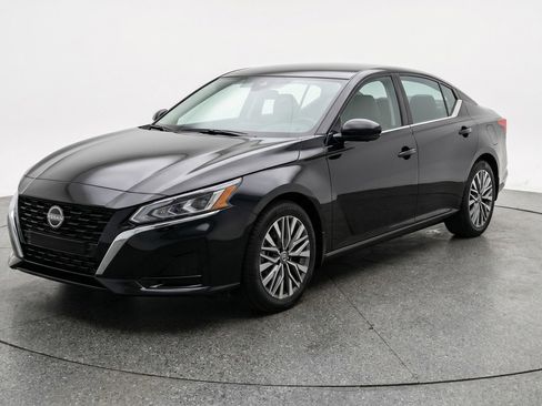 Used 2025 Nissan Altima 2.5 SV FWD image 3