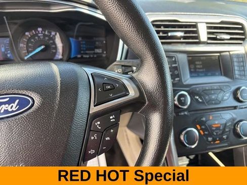 Used 2018 Ford Fusion SE image 18