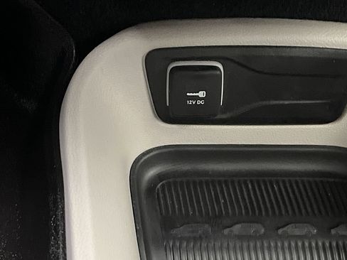 Used 2023 Chrysler Pacifica Touring-L FWD image 23