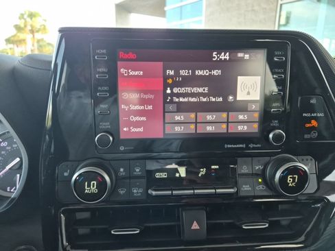Used 2022 Toyota Highlander XSE FWD image 17