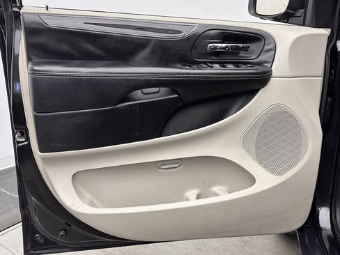 Used 2019 Dodge Grand Caravan SXT image 10